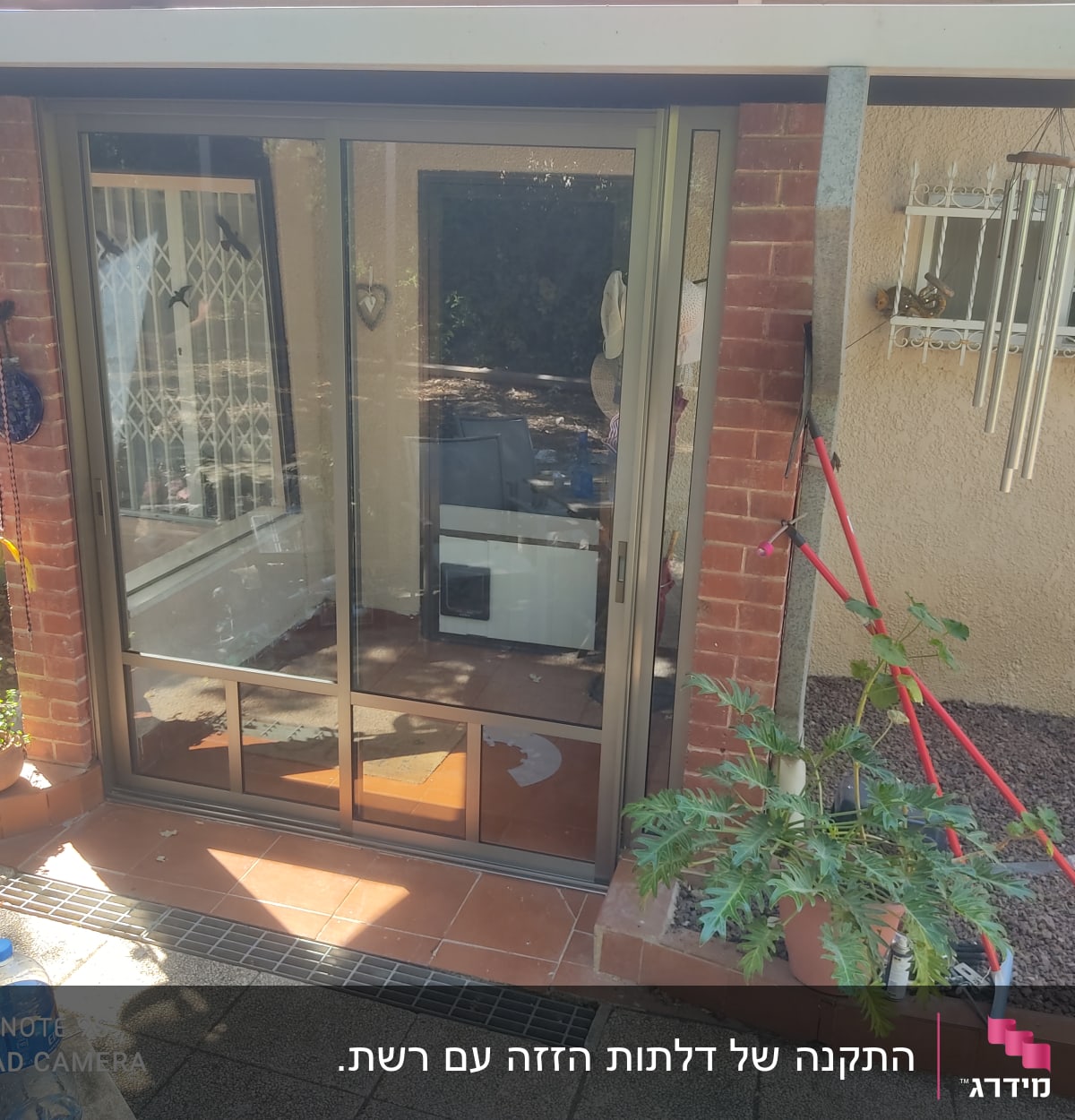 דלת הזזה מאלומיניום עם מסגרת מתכתית